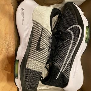 New IN BOX Nike Air Zoom Tempo 6Y woman’s size 7.5